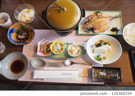 Kaiseki cuisine at the inn Kaiseki cuisine at the inn 128368294