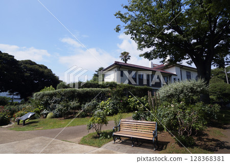 A hill where you can see the harbor gardens 128368381