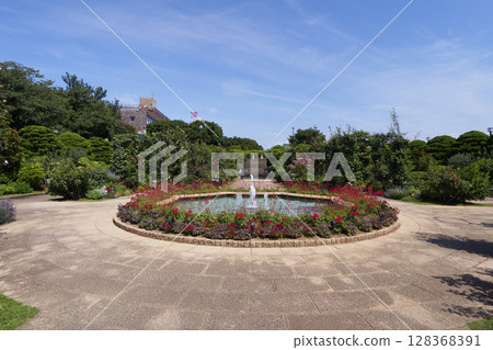 一座小山，在那裡您可以看到海港花園 128368391
