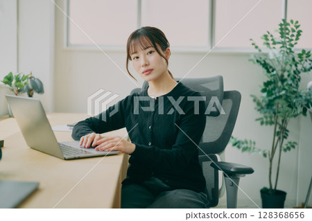 女性辦公桌工作 女性辦公桌工作 128368656