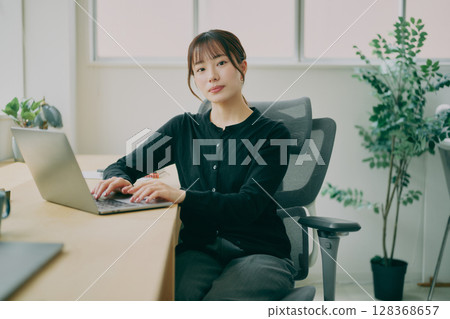 女性辦公桌工作 128368657