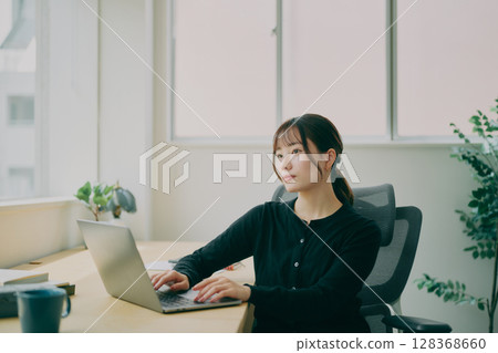 女性辦公桌工作 女性辦公桌工作 128368660