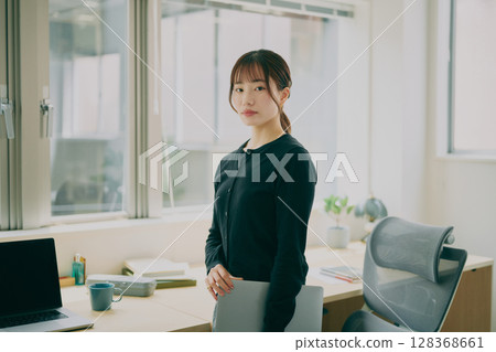 女性辦公桌工作 128368661