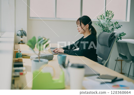 女性辦公桌工作 128368664