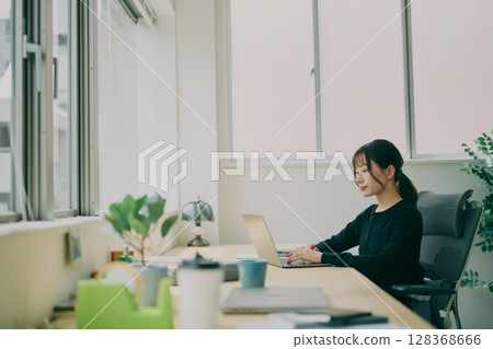 女性辦公桌工作 128368666