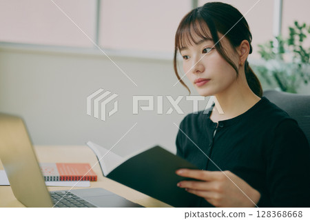 女性辦公桌工作 女性辦公桌工作 128368668