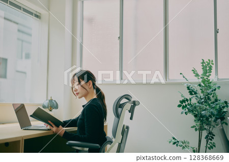 女性辦公桌工作 128368669