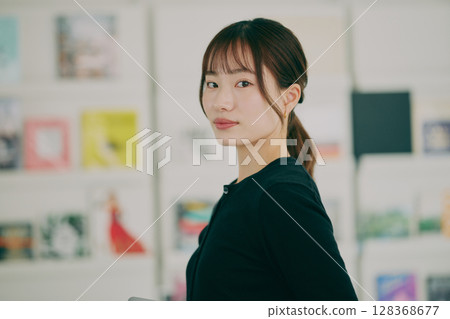 女性辦公桌工作 女性辦公桌工作 128368677