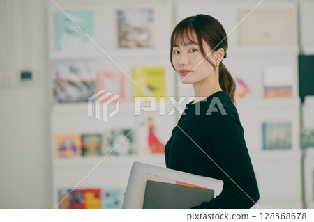 女性辦公桌工作 128368678