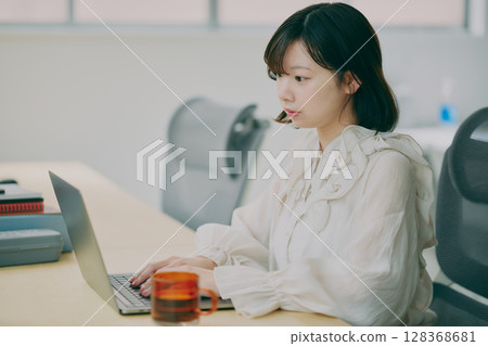 Women desk work 128368681