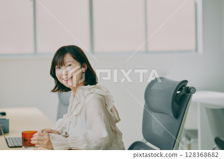 女性辦公桌工作 128368682
