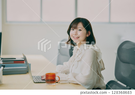 女性辦公桌工作 128368683