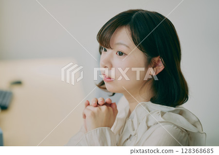 Women desk work 128368685