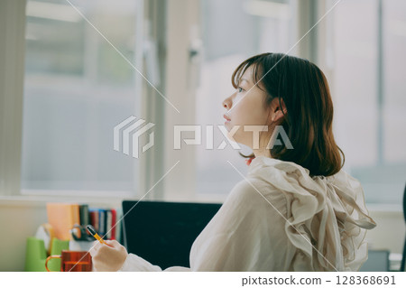 女性辦公桌工作 女性辦公桌工作 128368691