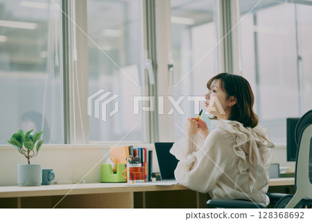 女性辦公桌工作 女性辦公桌工作 128368692
