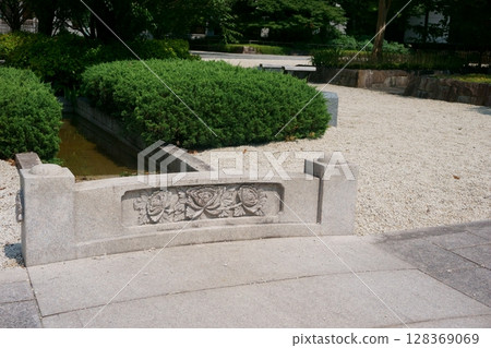 Tokugawa Garden: Stone bridge carved with peony flowers 128369069