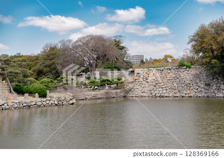 從明石公園入口附近的護城河看到的石牆 128369166