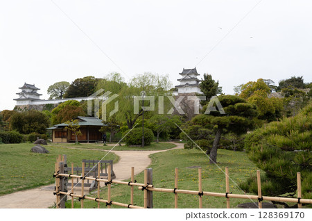 明石城石牆上的君樓和辰巳樓以及武藏庭園的茶室 128369170
