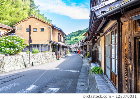 [World Heritage Site Iwami Ginzan Silver Mine Site and its Cultural Landscape] [Important Preservation] Omori Ginzan Silver Mine: Early Summer Omori Town Streetscape 3, Oda City, Shimane Prefecture 128370031