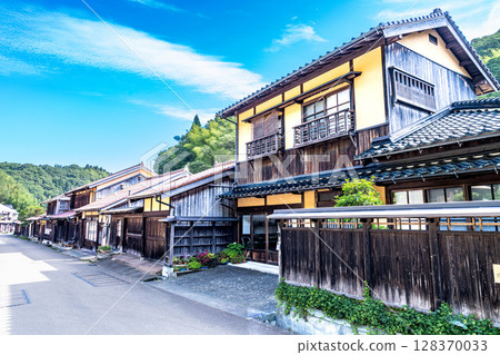 [World Heritage Site Iwami Ginzan Silver Mine Site and its Cultural Landscape] [Important Traditional Building] Omori Ginzan Silver Mine: Early Summer Omori Town Streetscape 5, Oda City, Shimane Prefecture 128370033