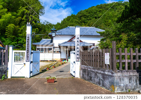 [World Heritage Site Iwami Ginzan Silver Mine Site and its Cultural Landscape] [Important Traditional Building] Omori Ginzan Silver Mine: Former Omori Ward Court in early summer 2, Oda City, Shimane Prefecture 128370035