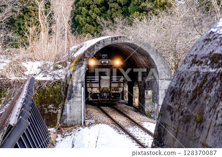 Once we left the tunnel, we found ourselves in snowy country. 128370087