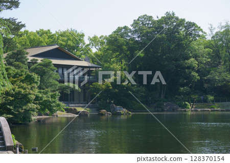 德川庭園:池塘對面的觀泉樓 德川庭園:池塘對面的觀泉樓 128370154