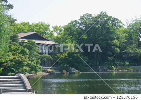 德川花園：西湖堤防和龍泉湖上的關船樓 128370156