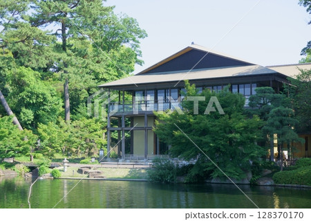 德川庭園:被池塘和綠樹環繞的觀泉樓 德川庭園:被池塘和綠樹環繞的觀泉樓 128370170