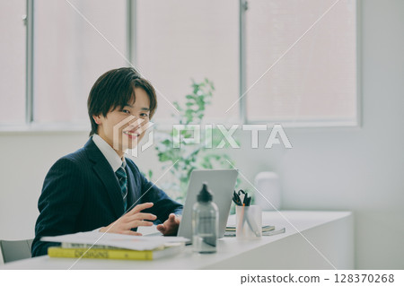 穿西裝工作的男人 128370268