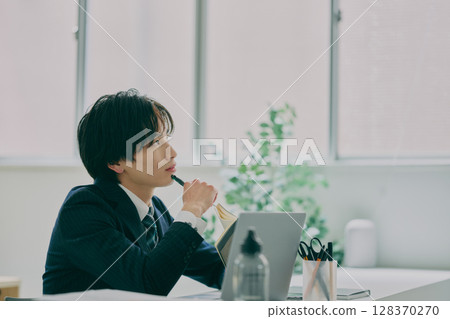 穿西裝工作的男人 穿西裝工作的男人 128370270