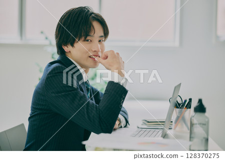 穿西裝工作的男人 穿西裝工作的男人 128370275