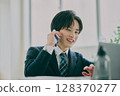 穿西裝工作的男人 128370277
