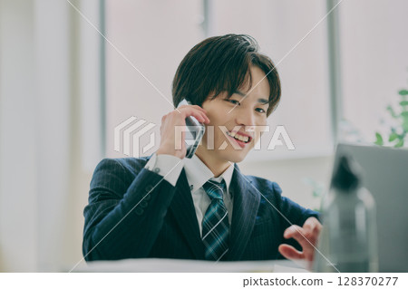 穿西裝工作的男人 128370277