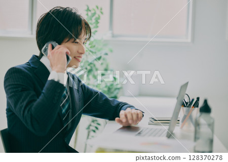 穿西裝工作的男人 穿西裝工作的男人 128370278