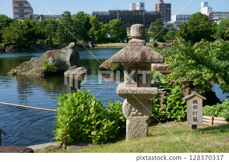 德川花園:龍泉湖和織部燈籠 德川花園:龍泉湖和織部燈籠 128370337