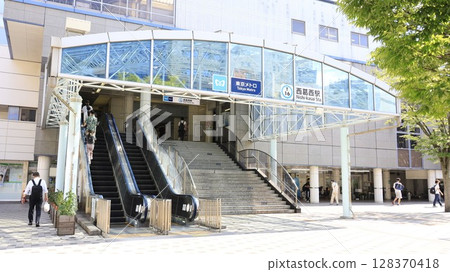 東京地鐵東西線西葛西車站北口設置的自動扶梯 128370418