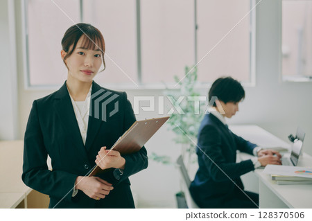 Men and women working in suits 128370506