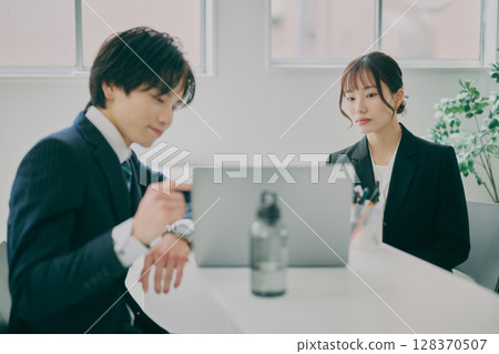 Men and women working in suits 128370507