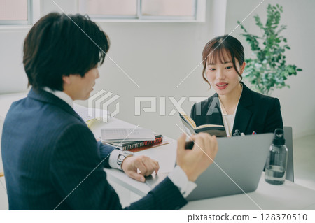 Men and women working in suits 128370510