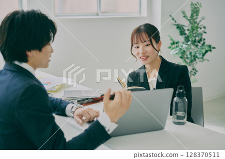 Men and women working in suits 128370511