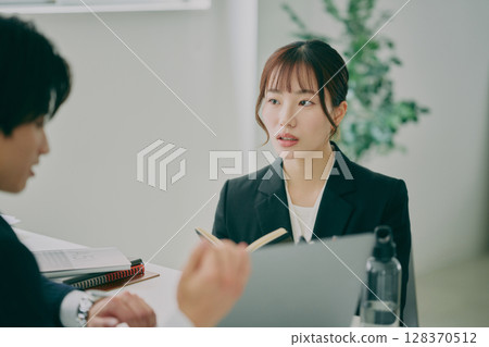 穿著西裝工作的男士和女士 穿著西裝工作的男士和女士 128370512