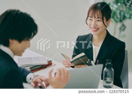 穿著西裝工作的男士和女士 128370515