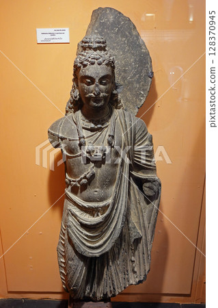 巴基斯坦白沙瓦博物館展出的站立佛像 巴基斯坦白沙瓦博物館展出的站立佛像 128370945