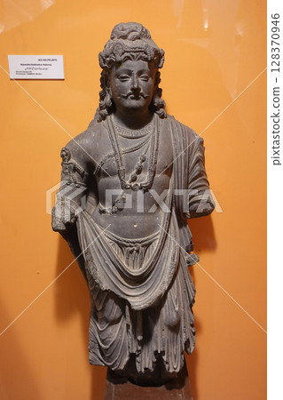 巴基斯坦白沙瓦博物館展出的站立佛像 巴基斯坦白沙瓦博物館展出的站立佛像 128370946