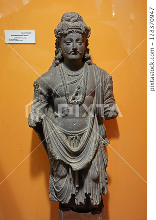 巴基斯坦白沙瓦博物館展出的站立佛像 巴基斯坦白沙瓦博物館展出的站立佛像 128370947