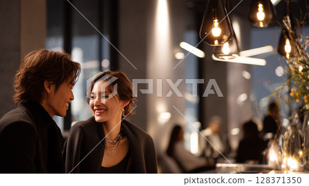 Two people talking in a sophisticated space | The real everyday life of a night cafe scene 128371350