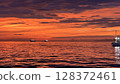 夕陽下大海和漁船的絕美景色 128372461