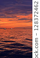 夕陽下大海和漁船的絕美景色 128372462