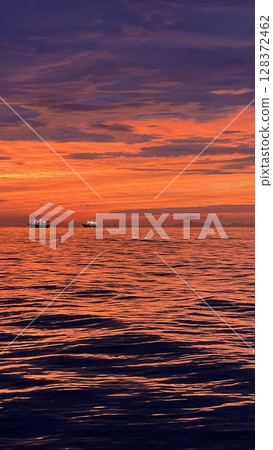 夕陽下大海和漁船的絕美景色 128372462